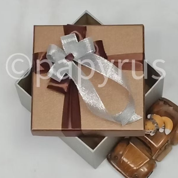 

PAPYRUS Kombinasi 15x15 Tinggi 5cm Kotak Kado Gift Box V1