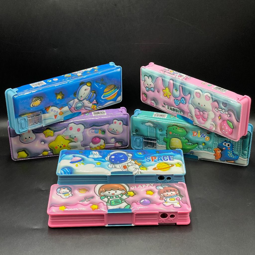 

KOTAK PENSIL MAGNET 2 SISI "W-85" KARAKTER + RAUTAN 2 LUBANG