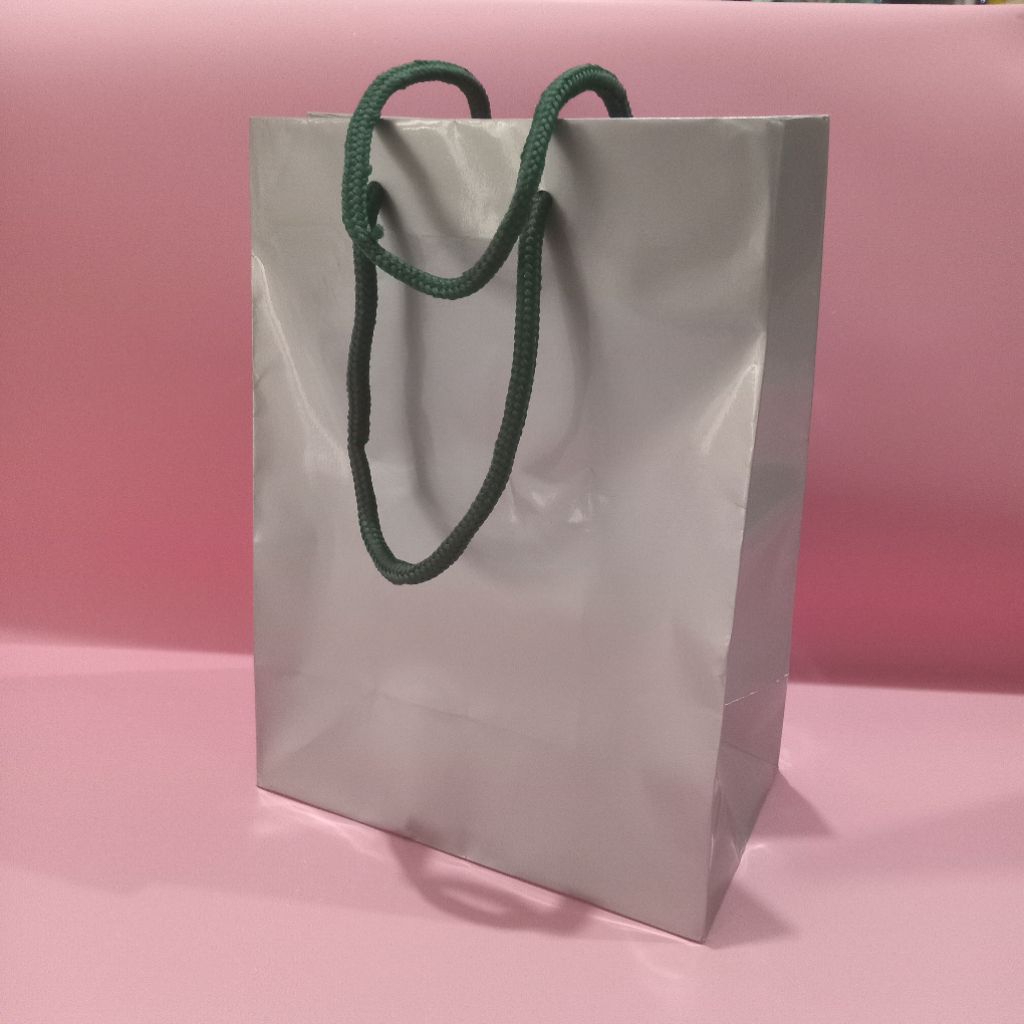 

Papper bag ukuran 21 x 16 x 9 cm tas kado