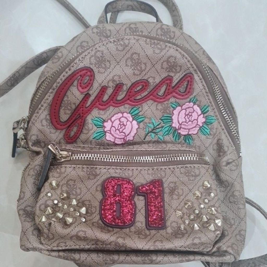 preloved tas ransel guess original. like new. kondisi 90%.