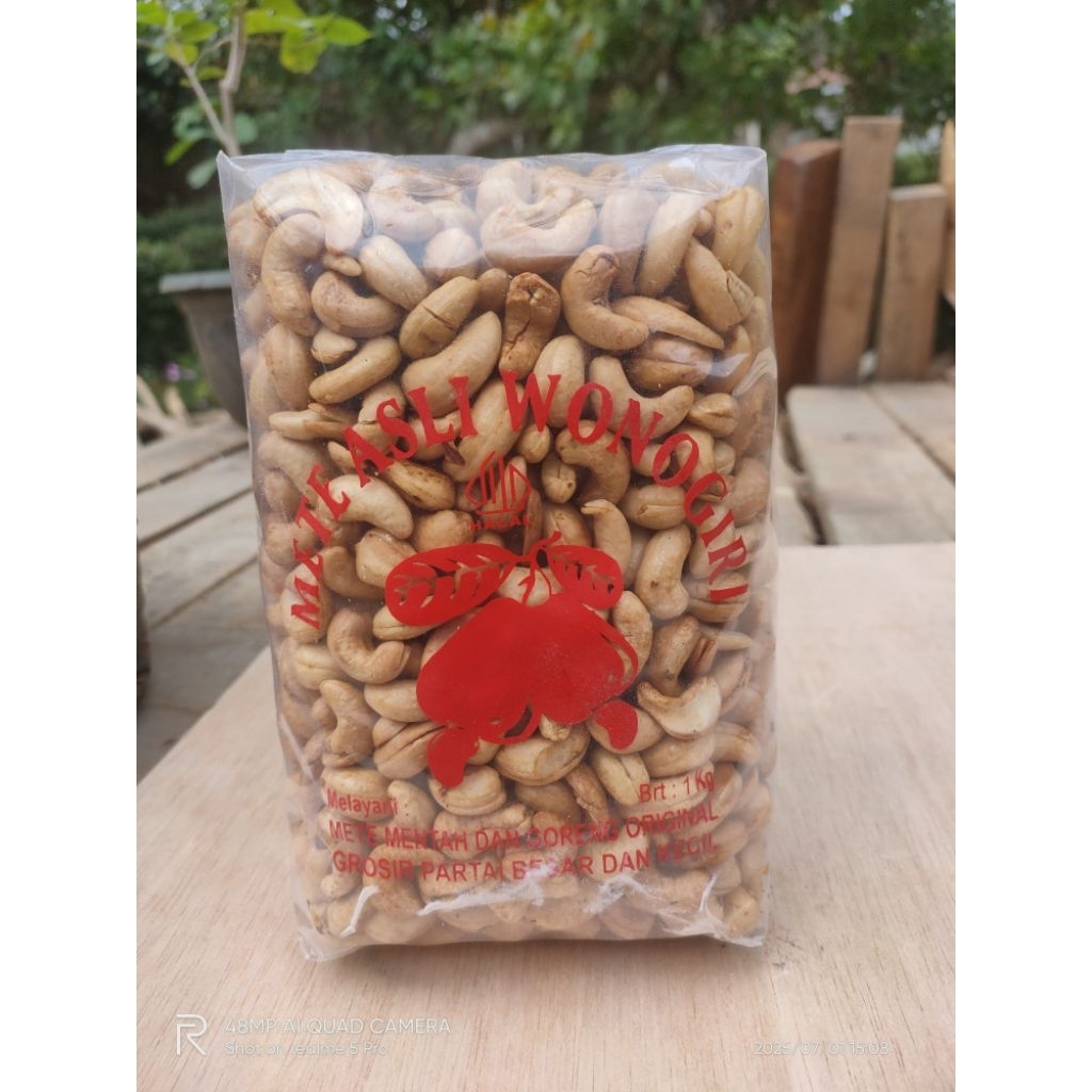 

Kacang mete goreng - kacang Mede goreng - kacang mete Wonogiri - kacang Mede gurih - chasew nuts - cemilan Wonogiri - kacang goreng