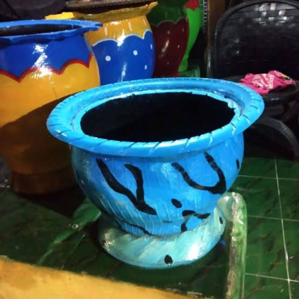 POT BUNGA TERBUAT DARI BAN BEKAS MOTIF BIRU SERAT