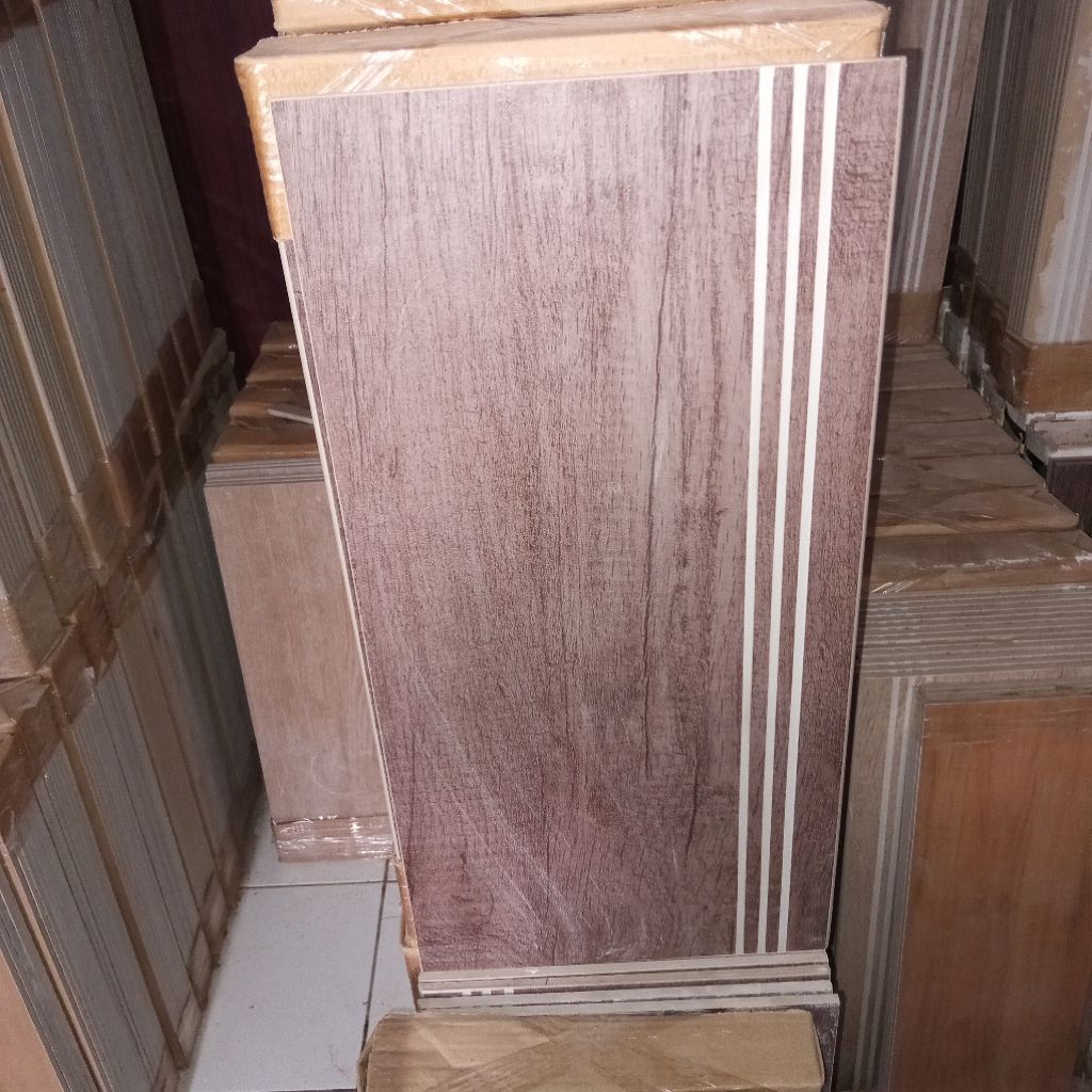 GRANIT ANAK TANGGA CORAK KAYU COKLAT 30X60 20X60&(REQUEST UKURAN) INDOGGRES BROWN