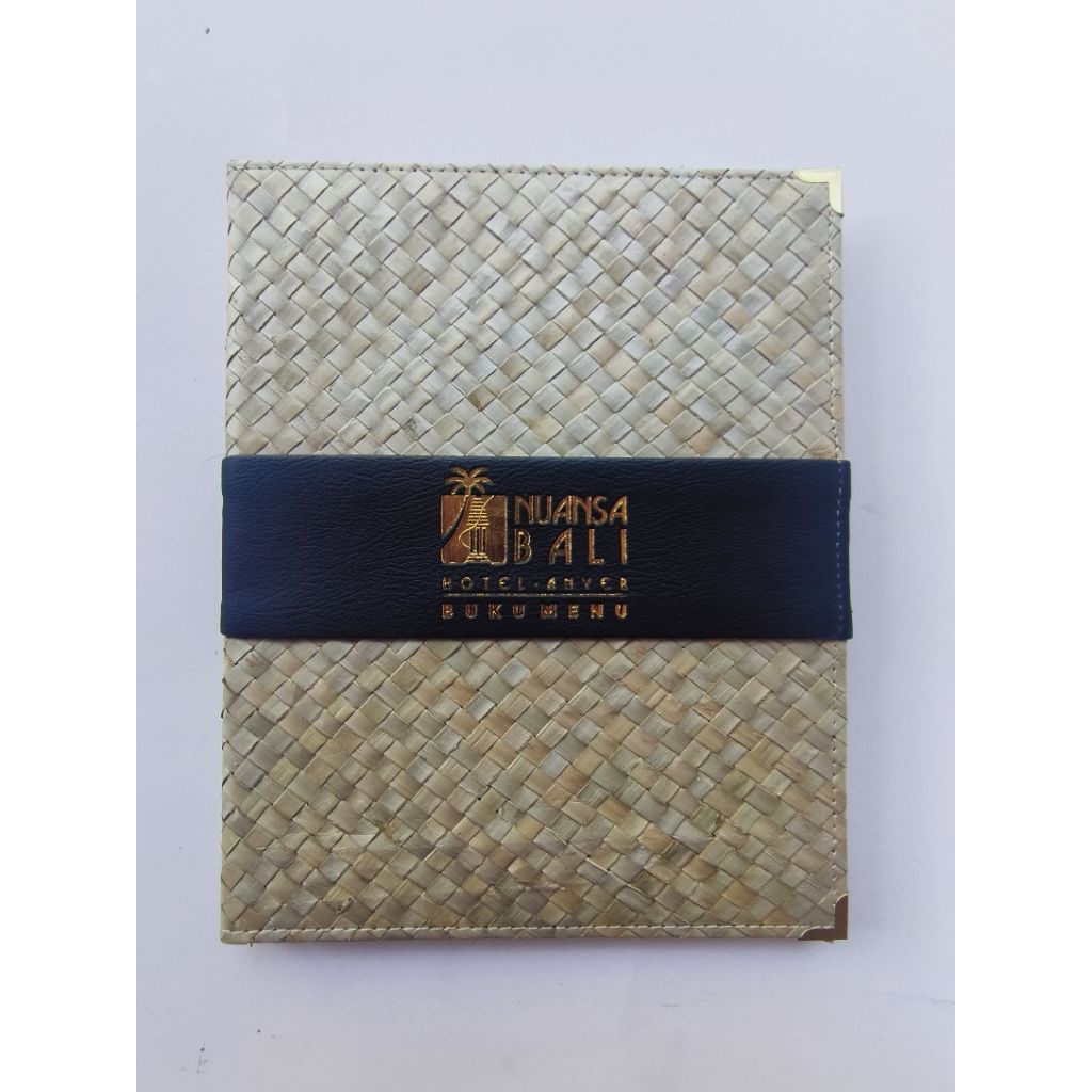 

COVER BUKU MENU CUSTOM LOGO, SIZE A4, BAHAN DAUN PANDAN /SAMAK, ISI PLASTIK 10 LEMBAR