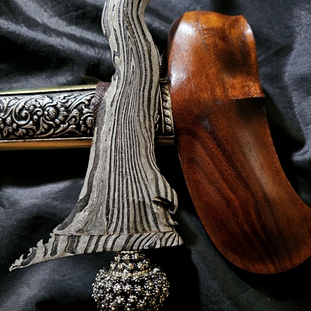 Keris Lung Gandu Luk 13 Pamor Junjung Derajat