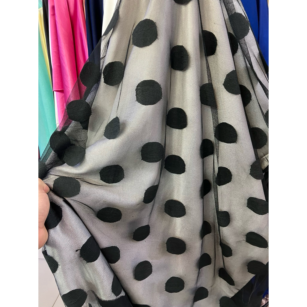 tile polkadot besar hitam
