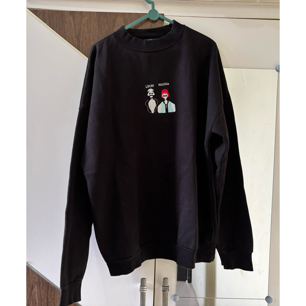 Crewneck Hitam Leon Matilda