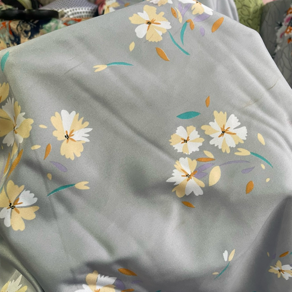 kain satin maxmara silk motif bunga premium - warna soft abu - kain satin maxmara silk original pj