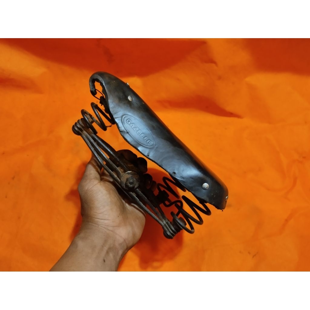 Sadel sepeda onthel dames lawasan klasik empuk kokoh