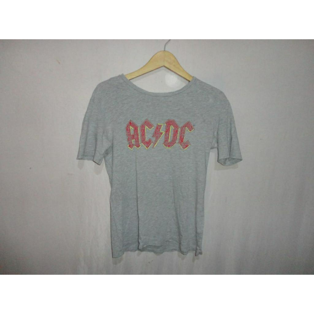 kaos band acdc buat cewe tag h&m x acdc