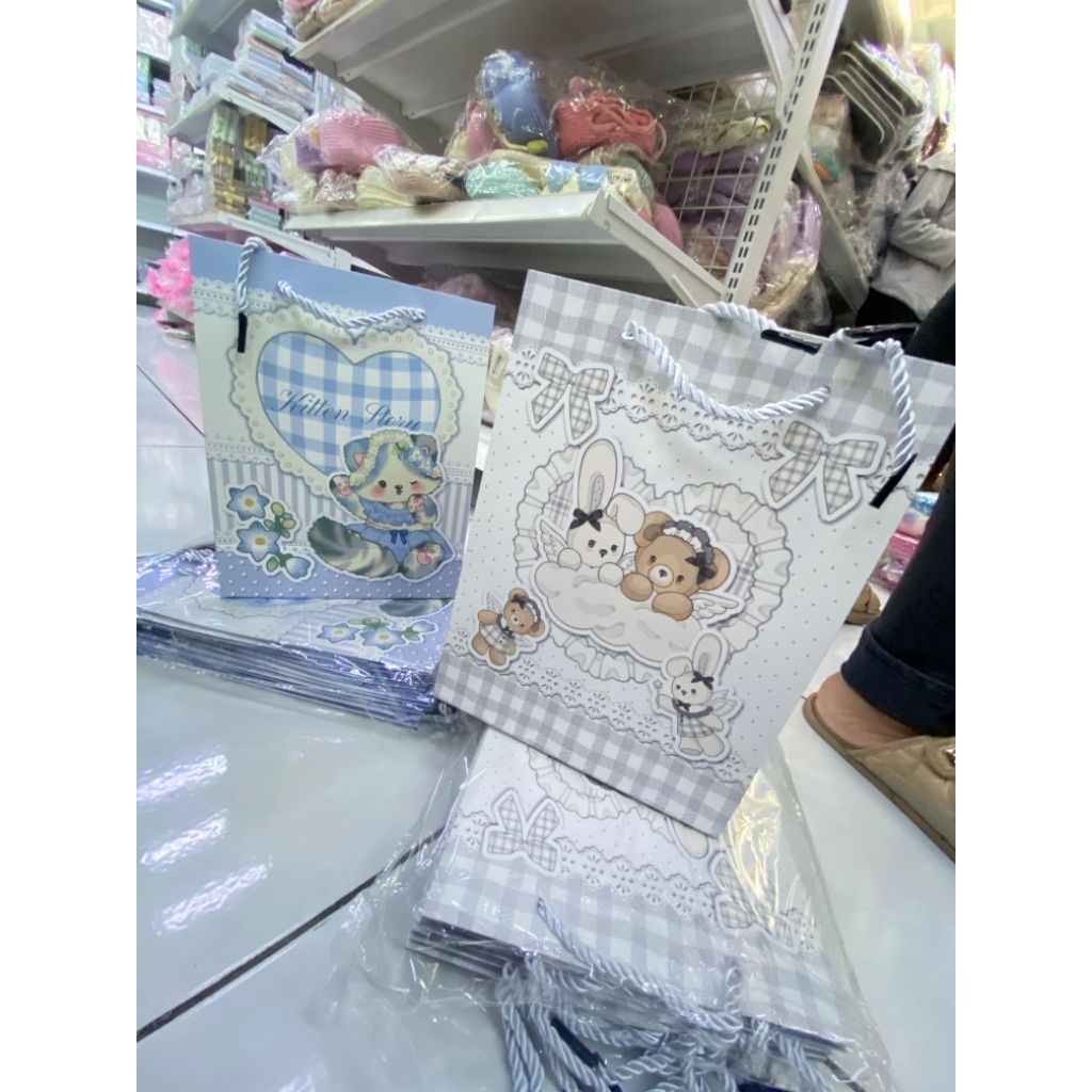 

(ISI 12PCS) TAS PAPERBAG BENTUK BERDIRI UKURAN 18X8.5X24 MOTIF TALI KUR
