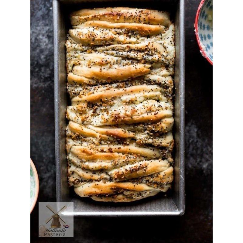 

Everything Bagel Pull Apart Bread 25 cm