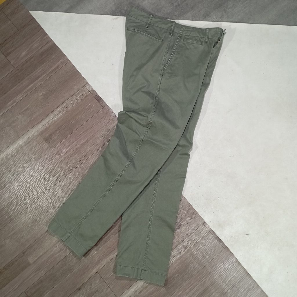Celana panjang chino pria Uniqlo warna olive green