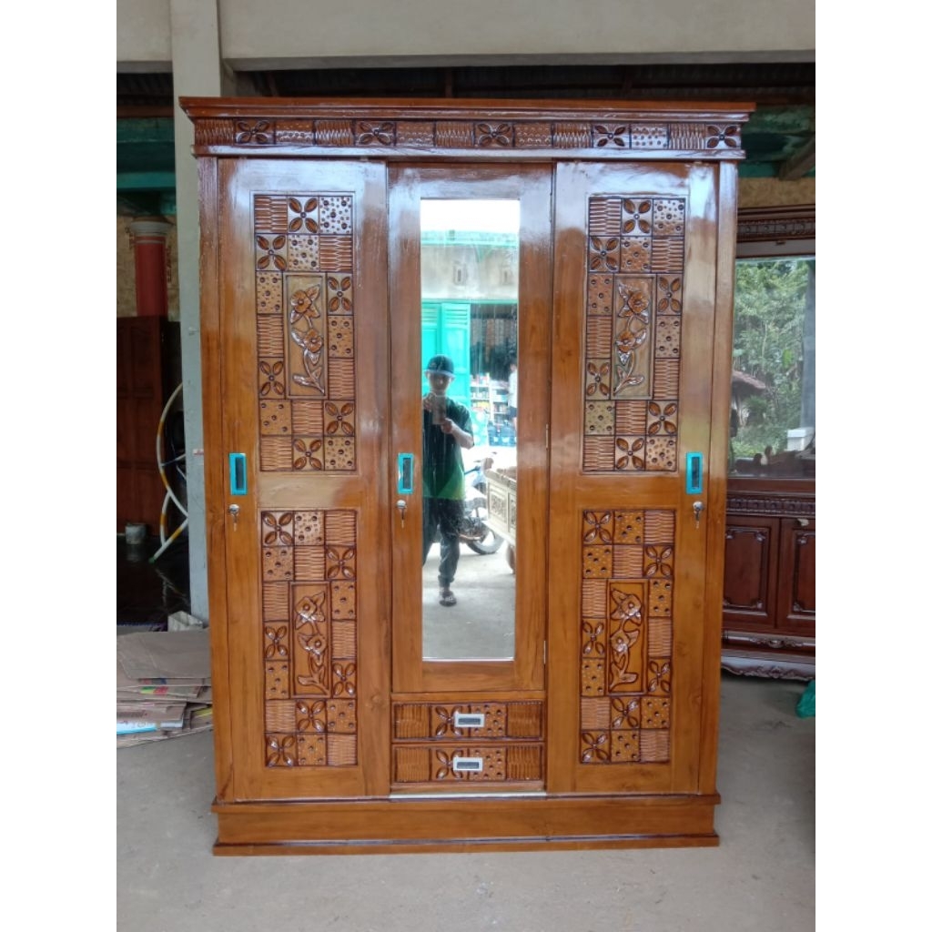 Lemari Pakaian Ukir Kayu Jati 3 Pintu Jepara Klasik Mewah