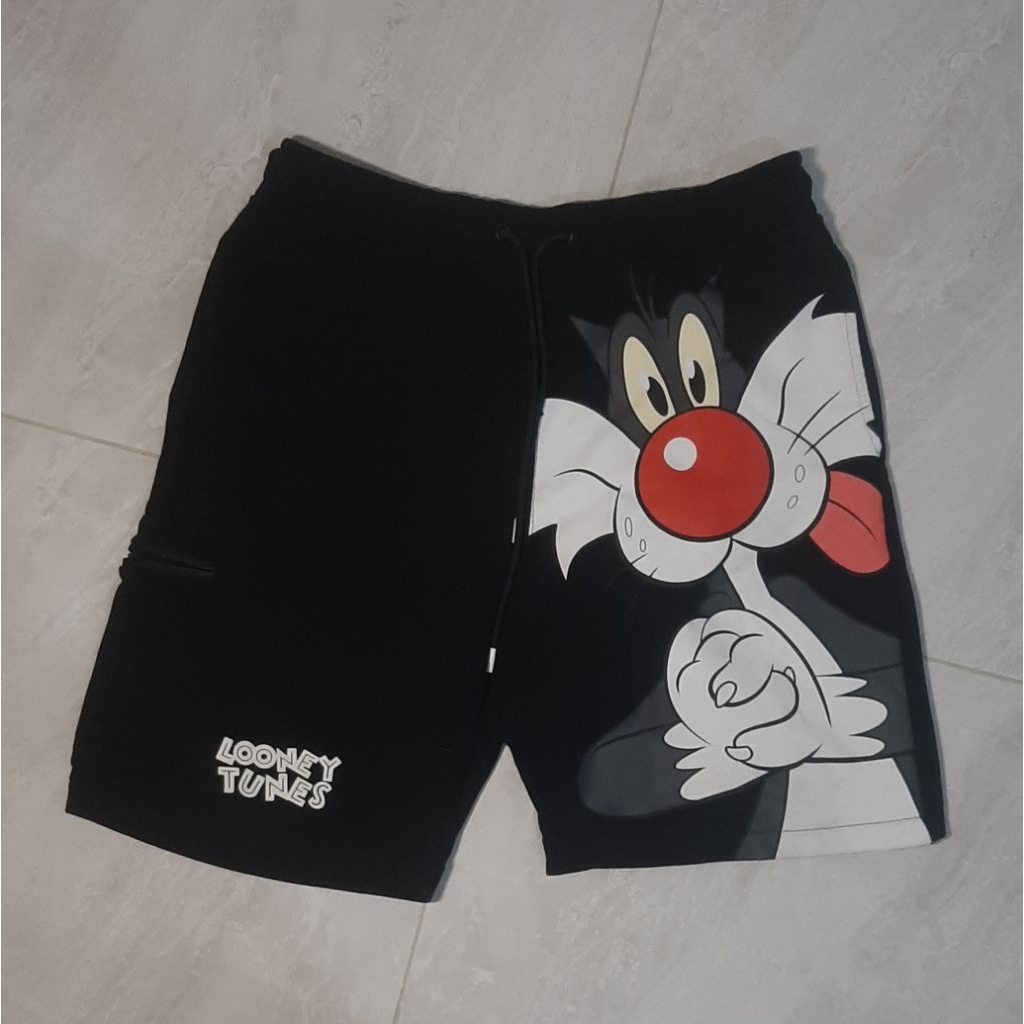 Celana Pendek Hitam Looney Tones Bershka (Pria)