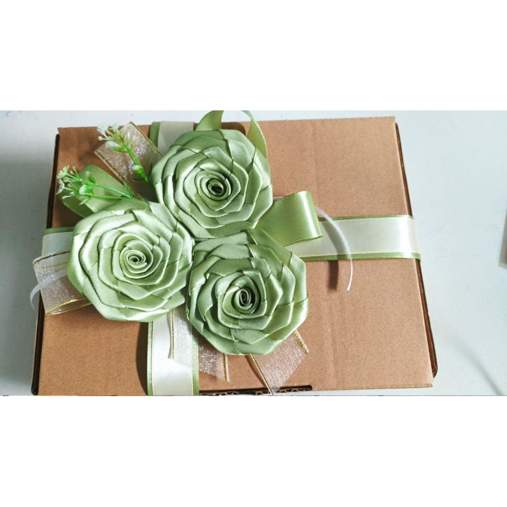 

Bunga Hiasan Hidden Box / Bunga Hiasan Hantaran / Bunga Hiasan Seserahan / Pita Parcel