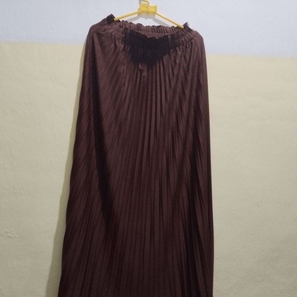 Rok Plisket dan Rok Levis