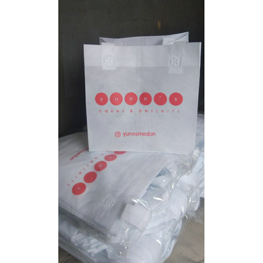 

Tas spundbond goodiebag sablon uk.20x20xT20 sablon 1 warna dan 1 sisi