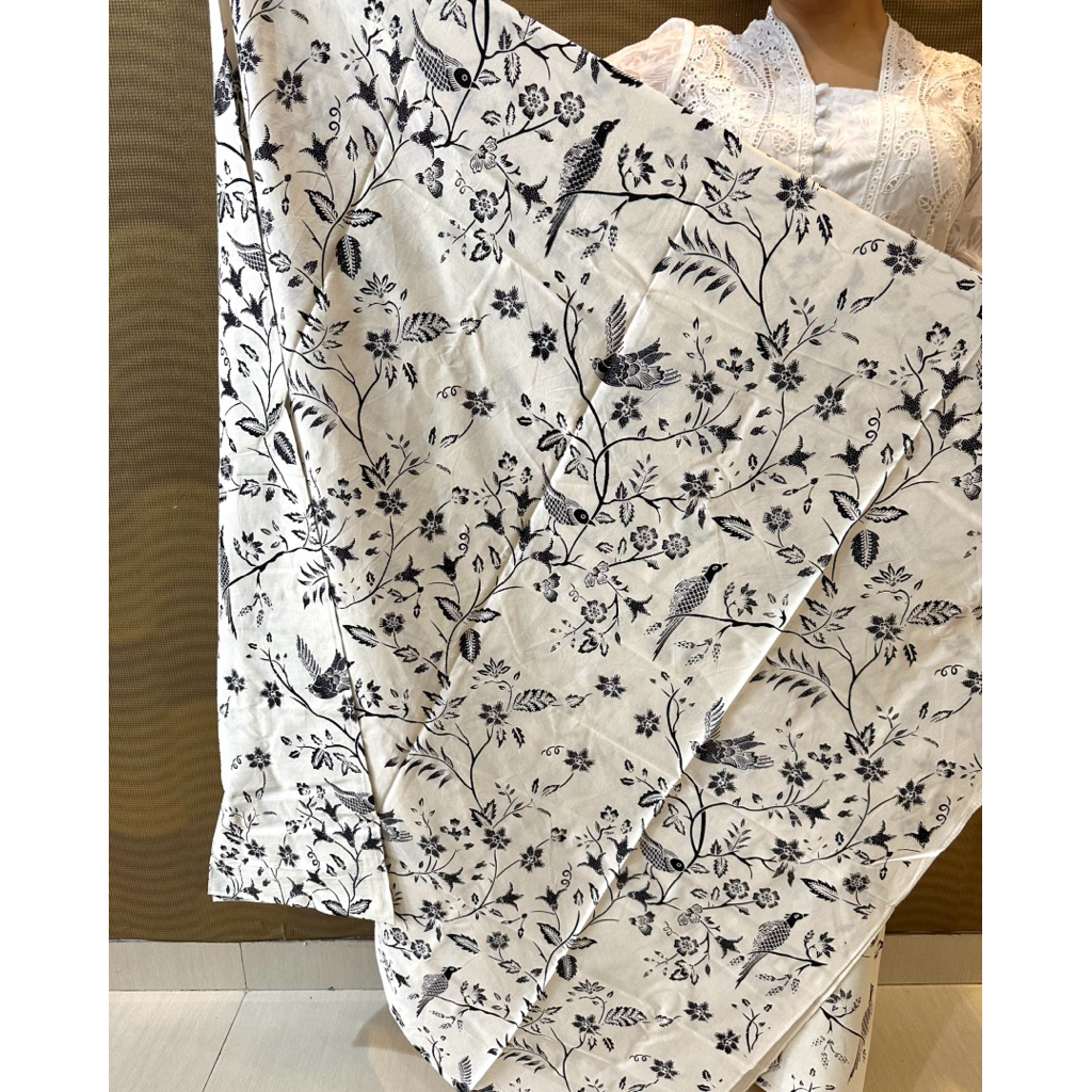 Unik Kamen Batik Katun Lembaran Set Selendang / Motif Magnolia / Warna Putih Tulang / Panjang 2,3