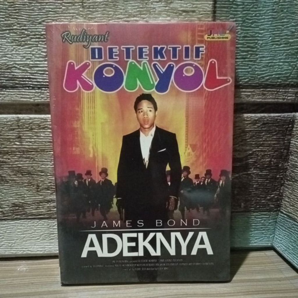 Detektif konyol james bond adiknya.