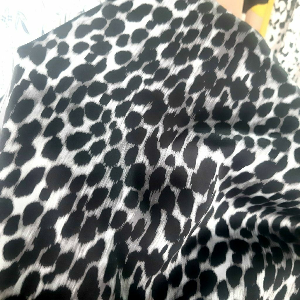 KAIN SATIN SILK PREMIUM MOTIF MACAN - KAIN SATEN MOTIF MACAN HARGA/0,5M