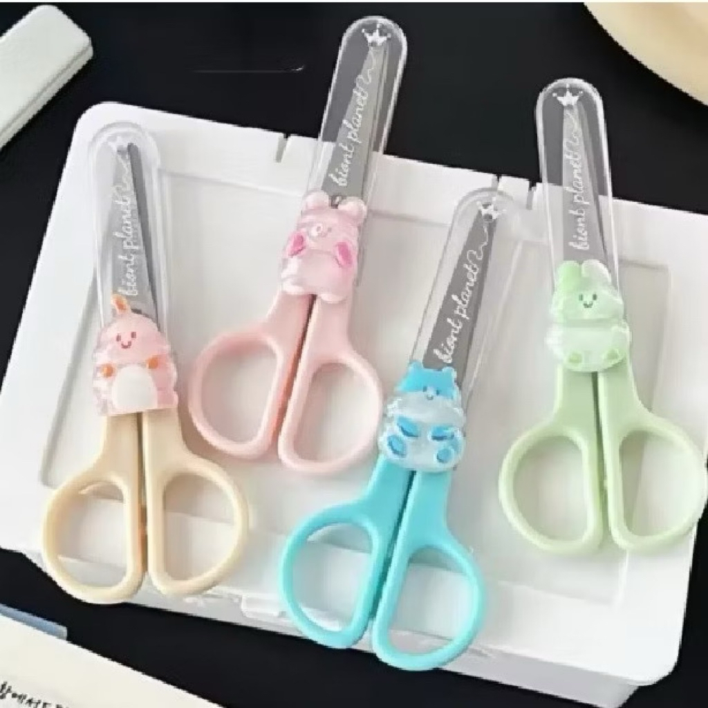 

Gunting Anak Dengan Tutup / Gunting Oule Boneka / Fancy Kids / Gunting Mini Anak Lucu