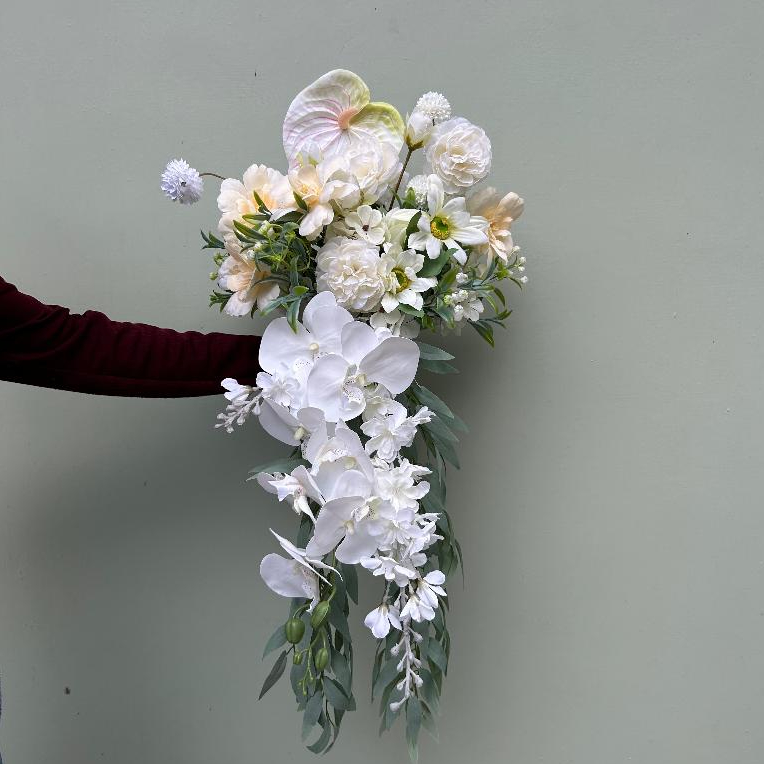 Cascade Hand Bouquet Anggrek Putih – Buket Bunga Artificial Mewah untuk Lamaran & Pernikahan