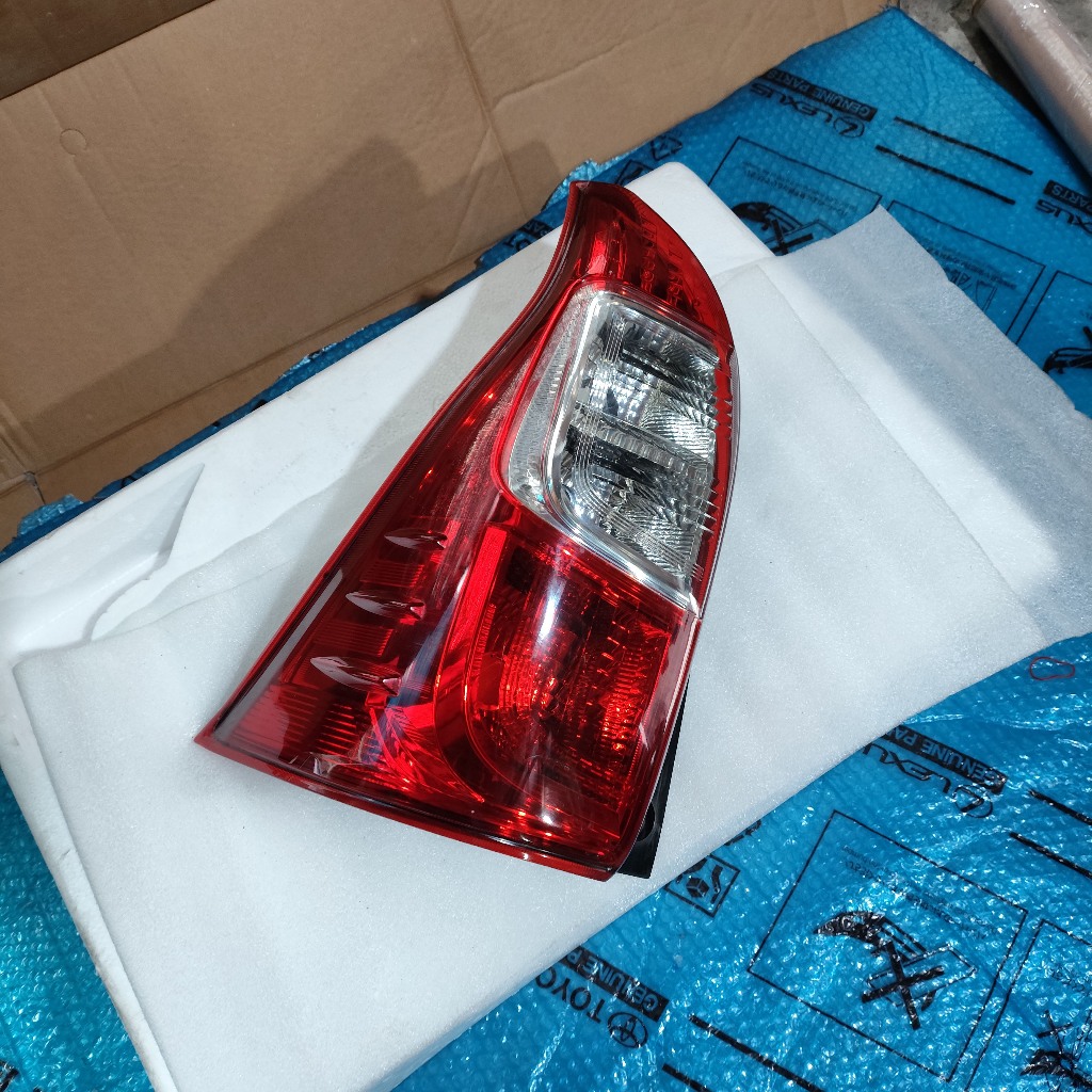 Stoplamp Lampu Belakang Mobil Toyota Avanza 2015 2016 2017 Original
