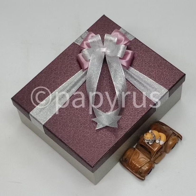 

PAPYRUS Kombinasi 22,5x27,5 Tinggi 10cm Kotak Kado Gift Box V2