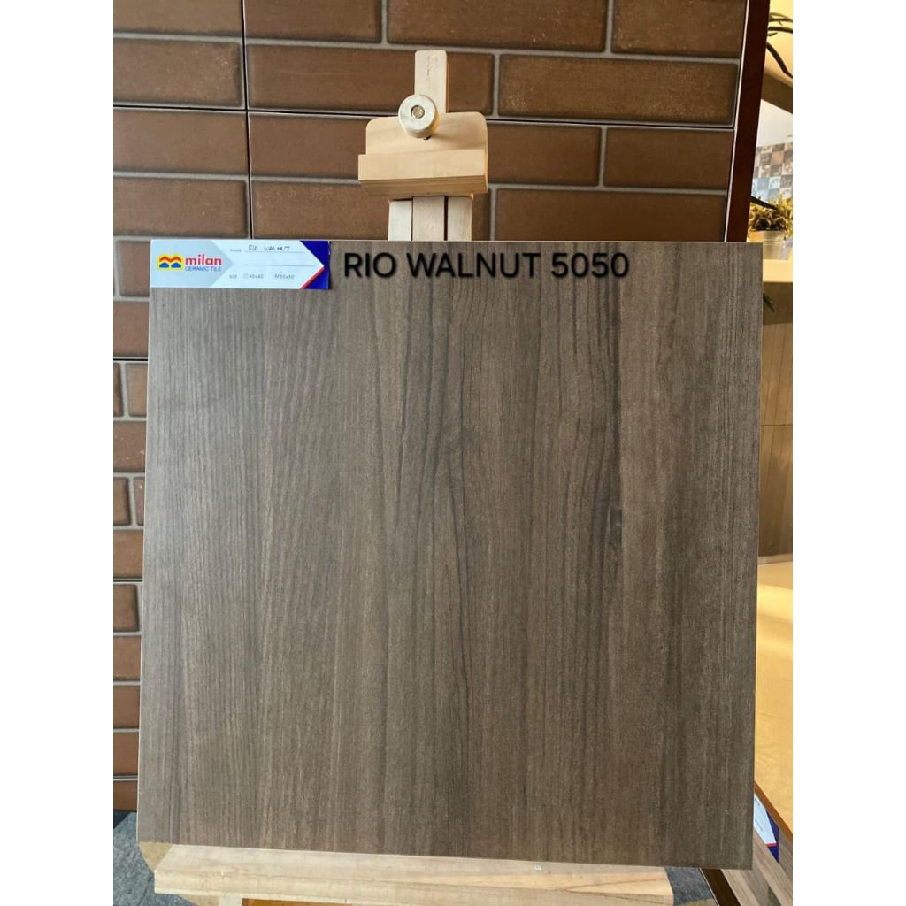 keramik lantai 50x50 motif kayu Rio walnut  - brand milan ceramic