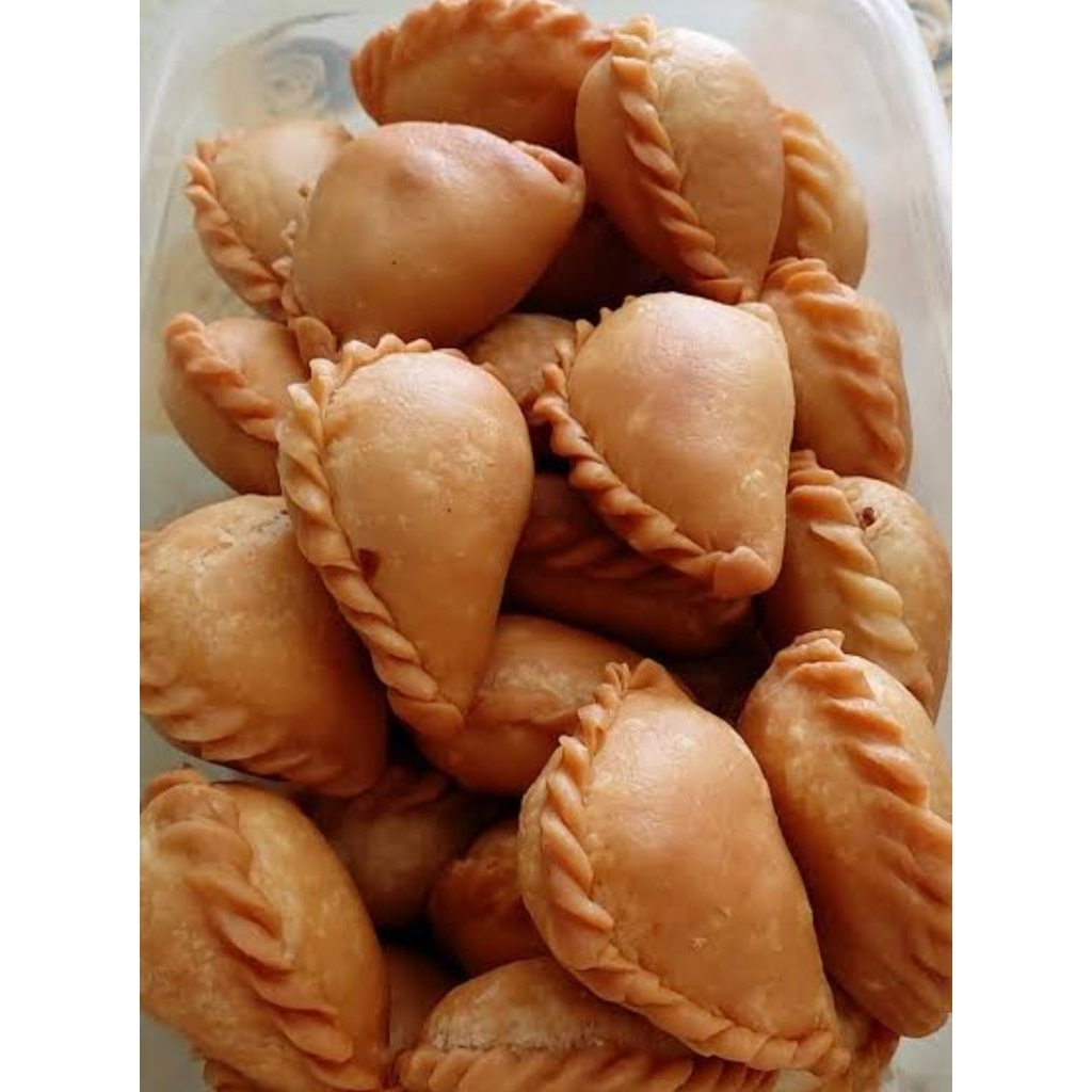 

karipap dengan tiga isian coklat.serunding kelapa manis.serunding kelapa pedas.4biji
