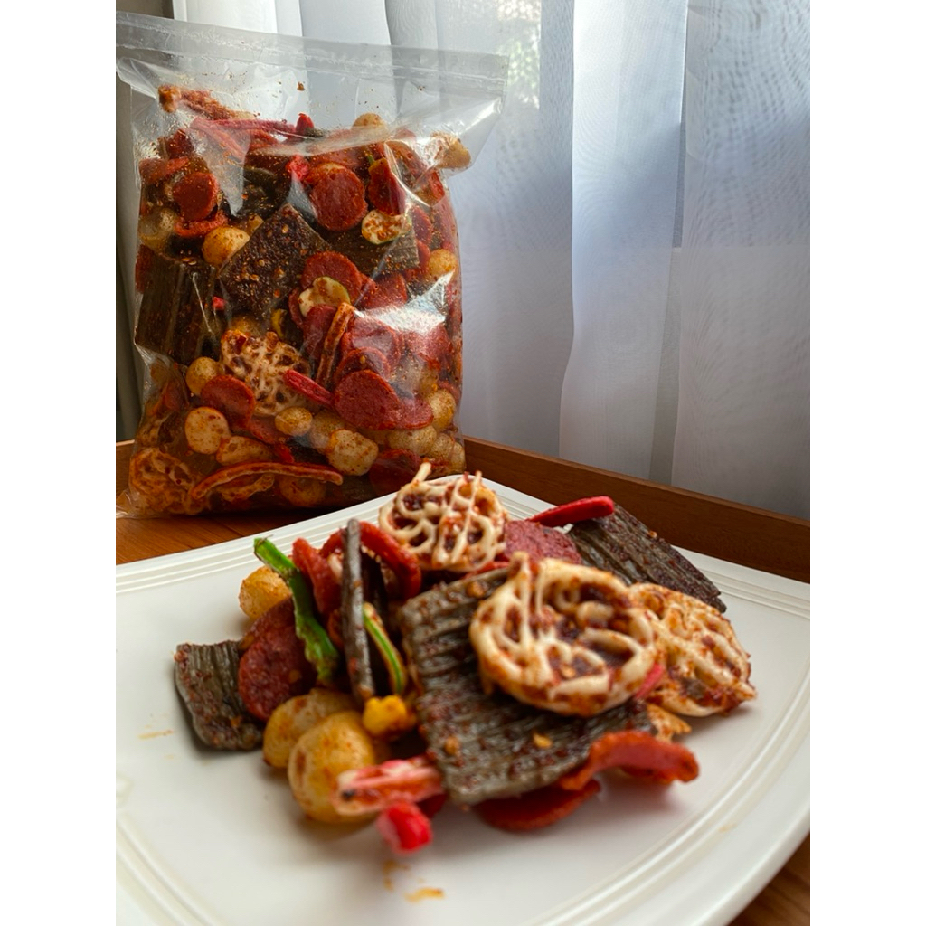 

seblak kerupuk campur/seblak kerupuk mix/seblak kerupuk jaat mawar jengkol bawang sosis cimol pedas daun jeruk