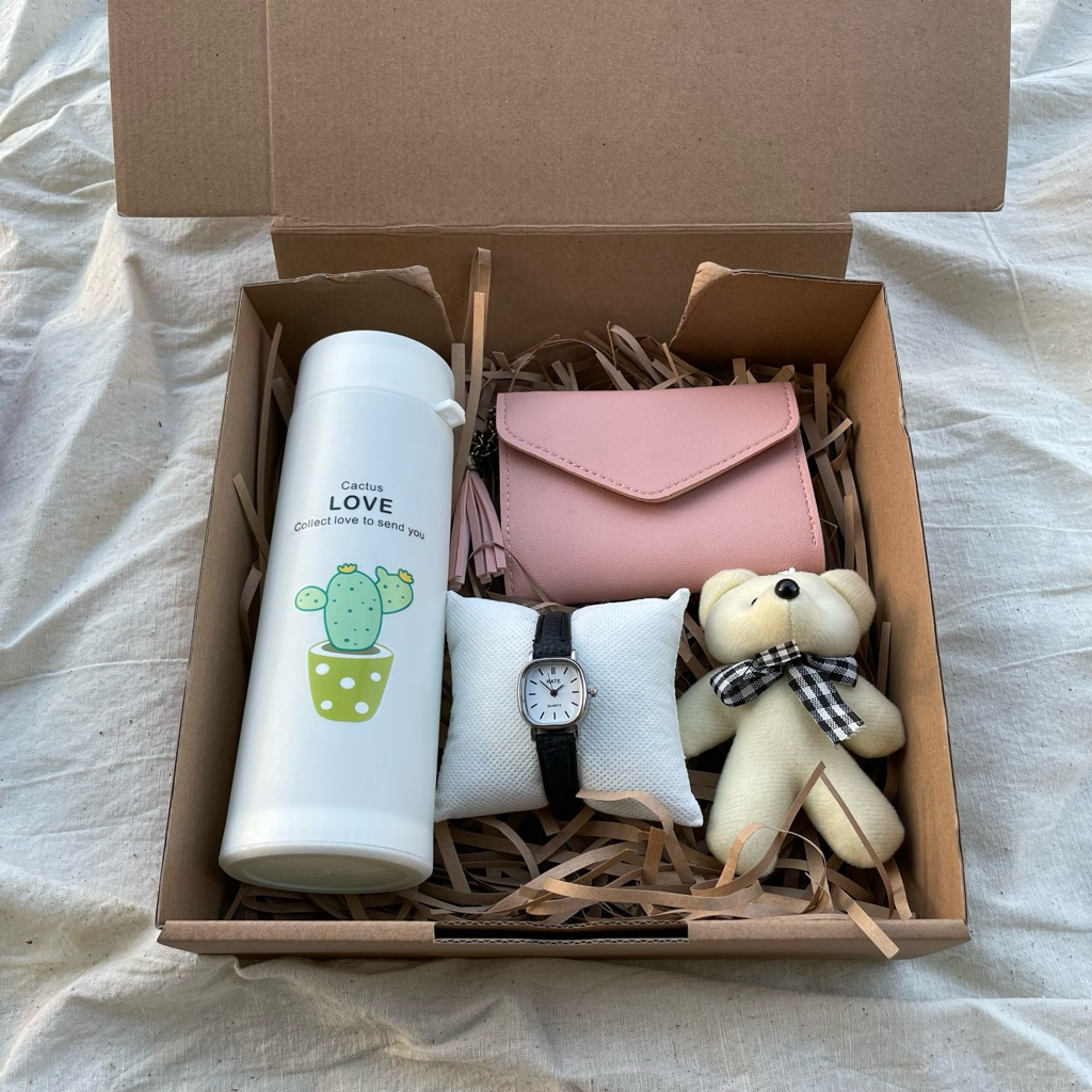 

Hampers Ulang Tahun Wanita – Isi Boneka, Buket & Jam Tangan Elegan