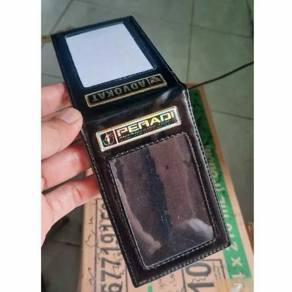 

ID Card Saku Kulit Dewi Keadilan PERADI / Dompet Saku Kulit 2 Sisi Magnet Dewi Keadilan-Dewi Themis PERADI Advokat PREMIUM