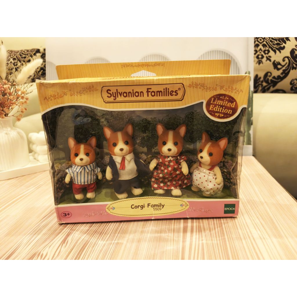 Sylvanian Families Corgi Family 35th Anniversary Limited Edition (box damaged like in the photo)