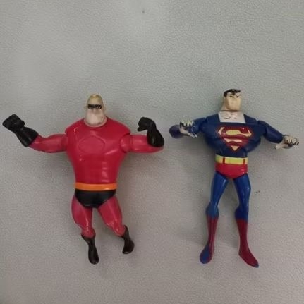 Mainan figure Superman dan Incredible second
