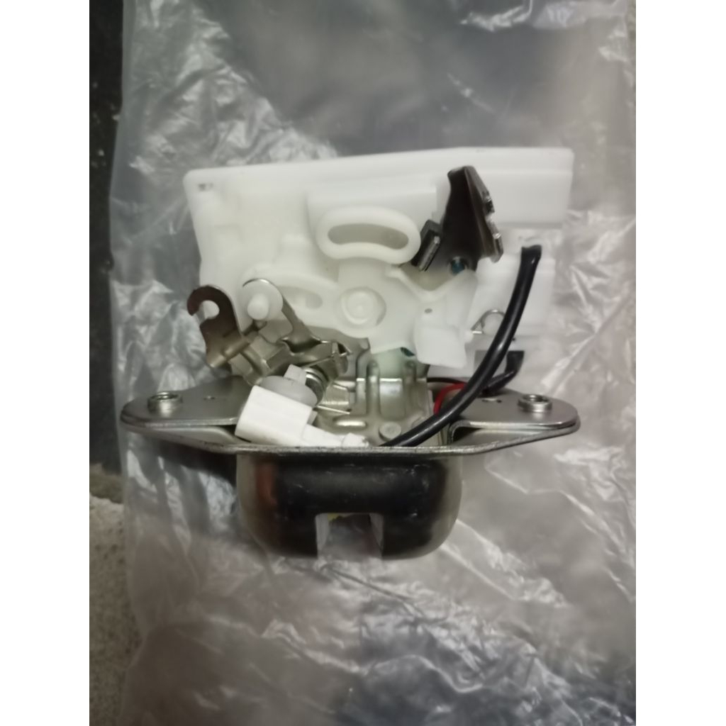 door lock pintu bagasi belakang Honda Mobilio Freed Jazz Gk8 original