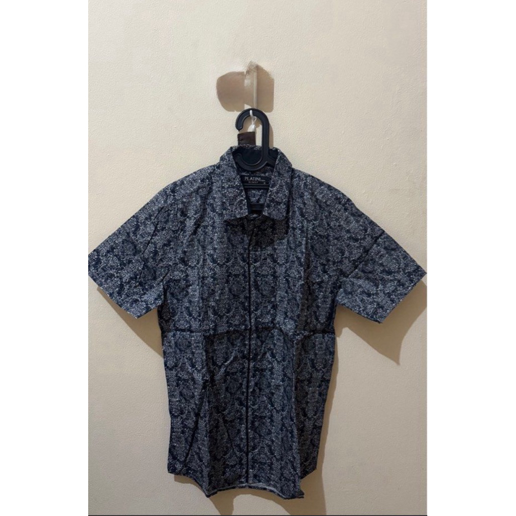 Kemeja slimfit motif PLATINI S preloved