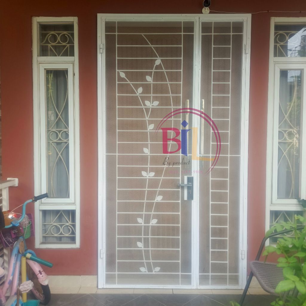 Pintu kawat nyamuk . Pintu kasa nyamuk . Pintu besi . Pintu pengaman