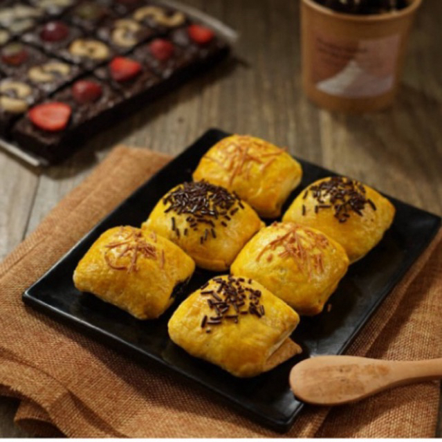 

Bolen Pisang Coklat Keju | Pisang Coklat | Pisang Keju | Keju Bolognese / Bolen Gurih Pizza