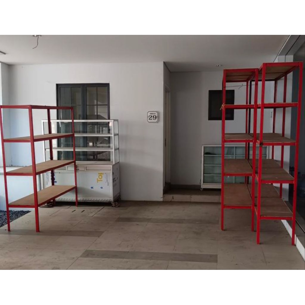 rak besi dan etalase kaca/showcase bekas