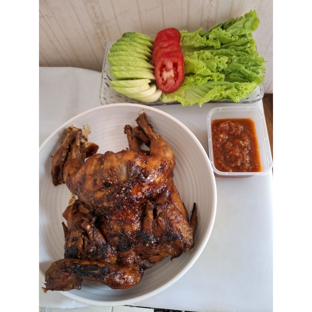 

ayam bakar 1 ekor//lalapan3 macam//sambel terasi