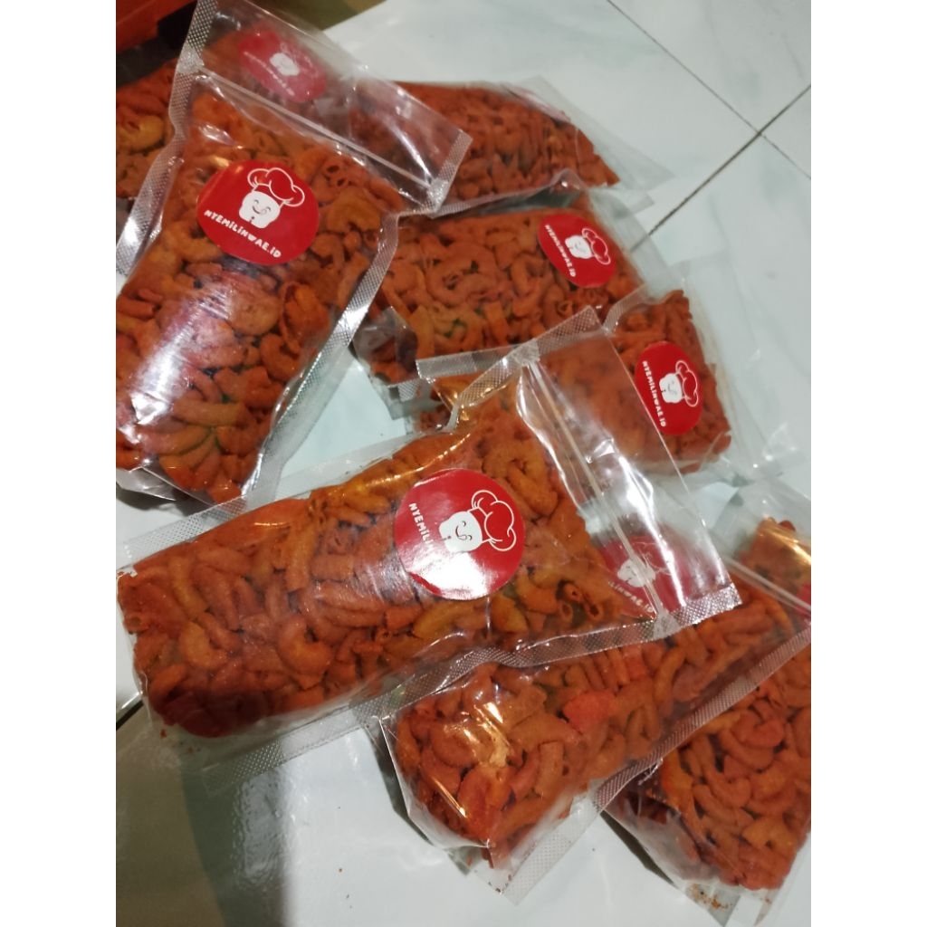 

Makaroni Pedas 150 gr (Makanan Ringan)