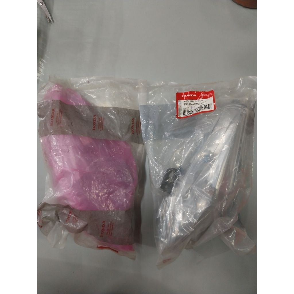 Sein assy depan kanan dan kiri untuk motor CS1 number part 33400KWC901 & 33450KWC901