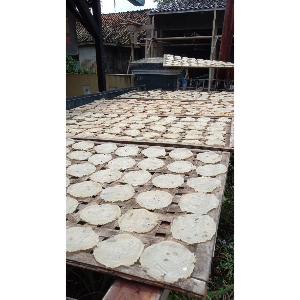 

KECIMPRING SINGKONG MENTAH ISI 20 BIJI/ cemilan tradisional