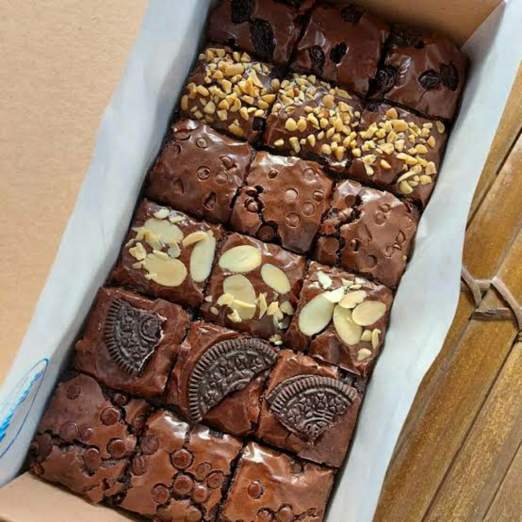 

Brownies Fudgy Coklat Premium 20 x 10 cm – Tahan 5 Hari – Full Lumer Tanpa Pengawet
