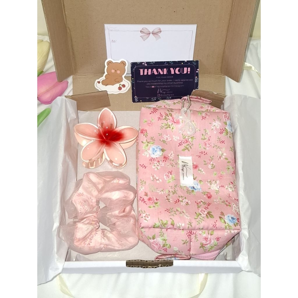 

Hampers Gift Box/Hadiah Ulang Tahun/Hadiah Wisuda by Wasofi Grace