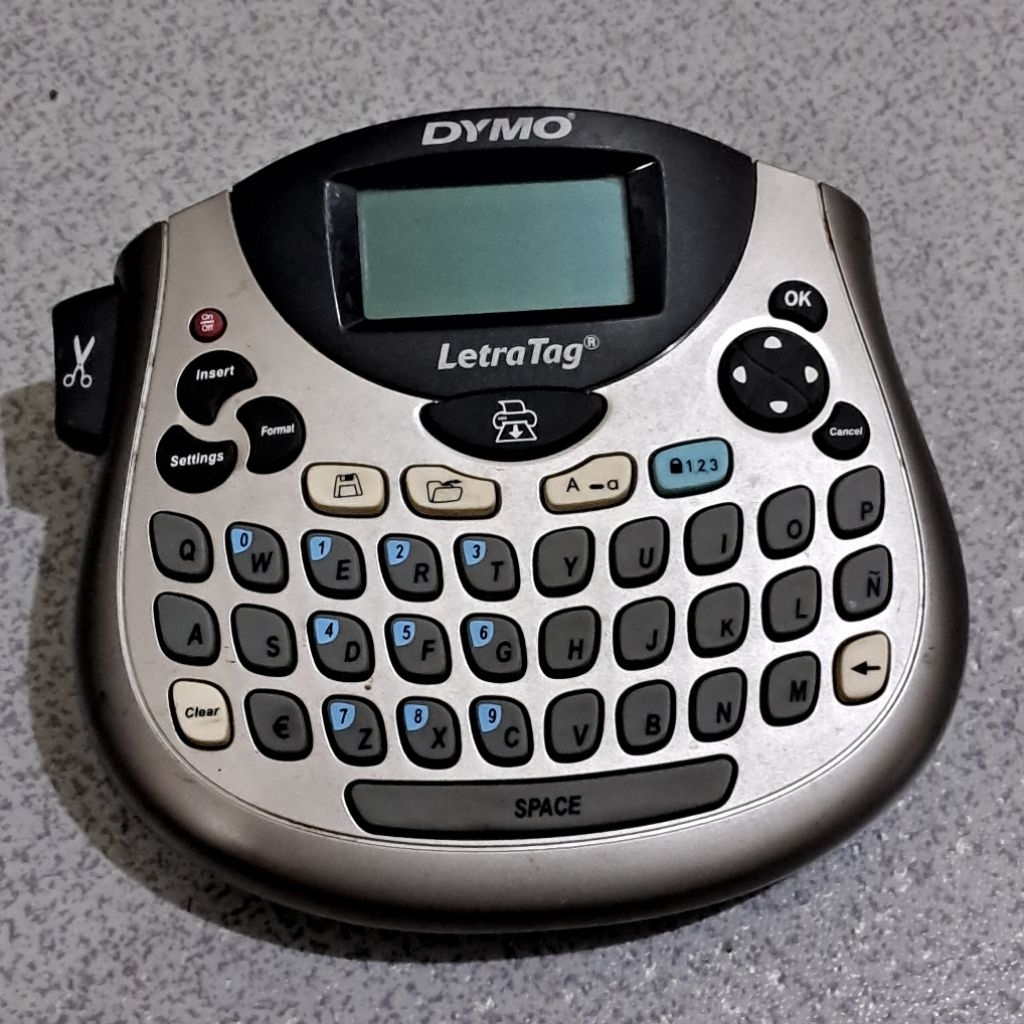 

Alat Mesin Label Print Mini Dymo LetraTag Lt 100t qwerty baterai listrik