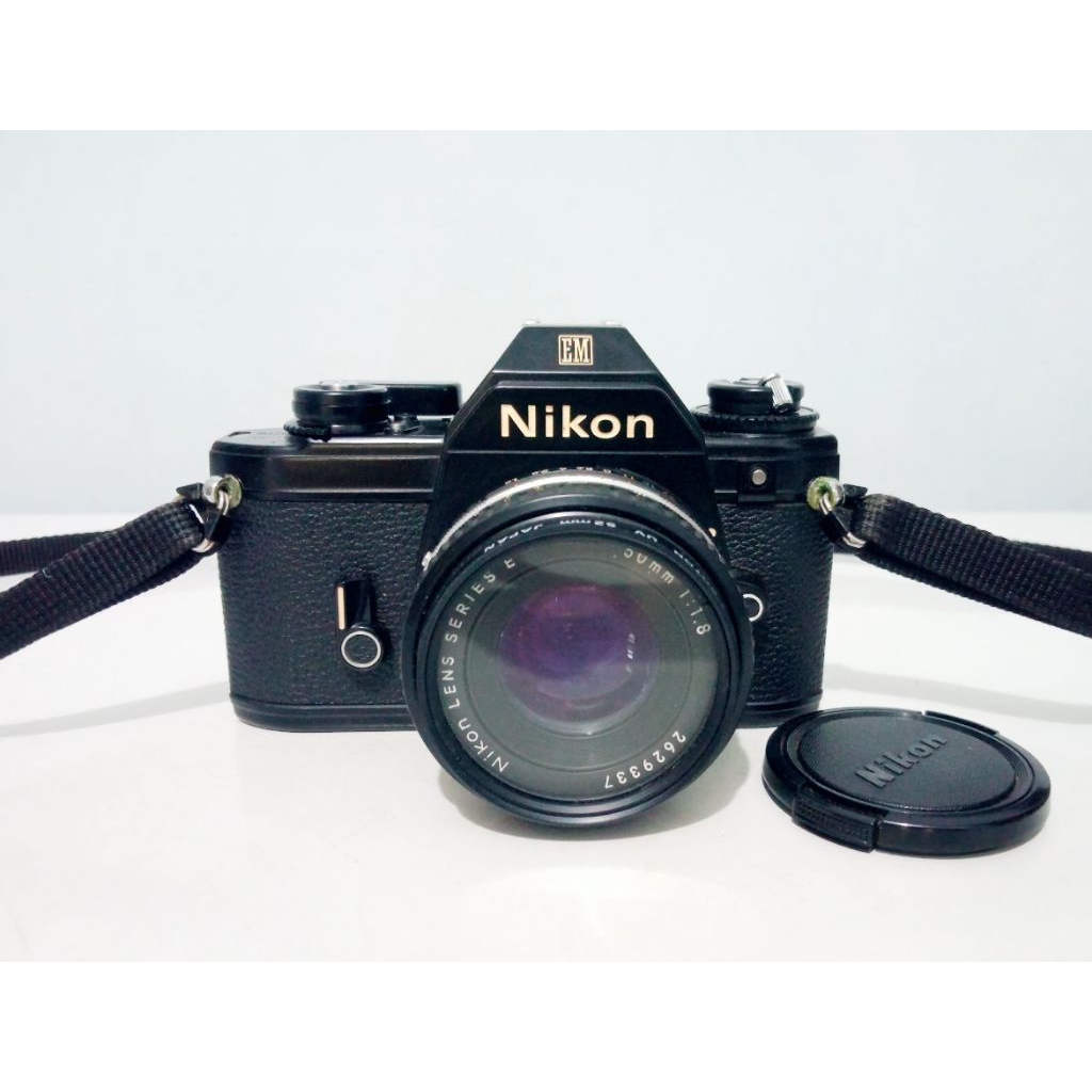 Kamera SLR analog film NIKON EM Lensa Nikkor E 50mm 1:1.8