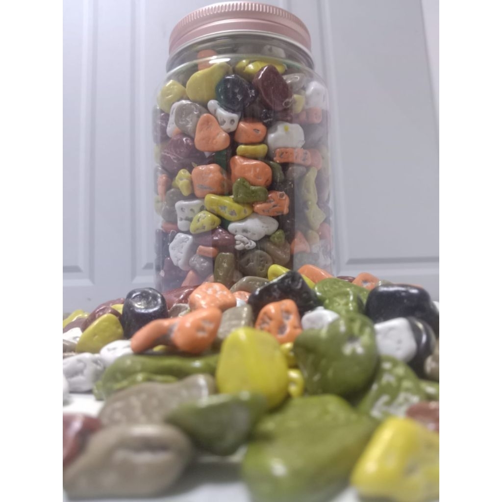 

Coklat Batu Kerikil Coklat Turki kemasan toples oleh-oleh khas haji dan umrah.